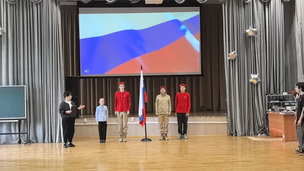Торжественная церемония поднятия флага: честь и гордость школы  Каждый понедельник в нашей школе нач