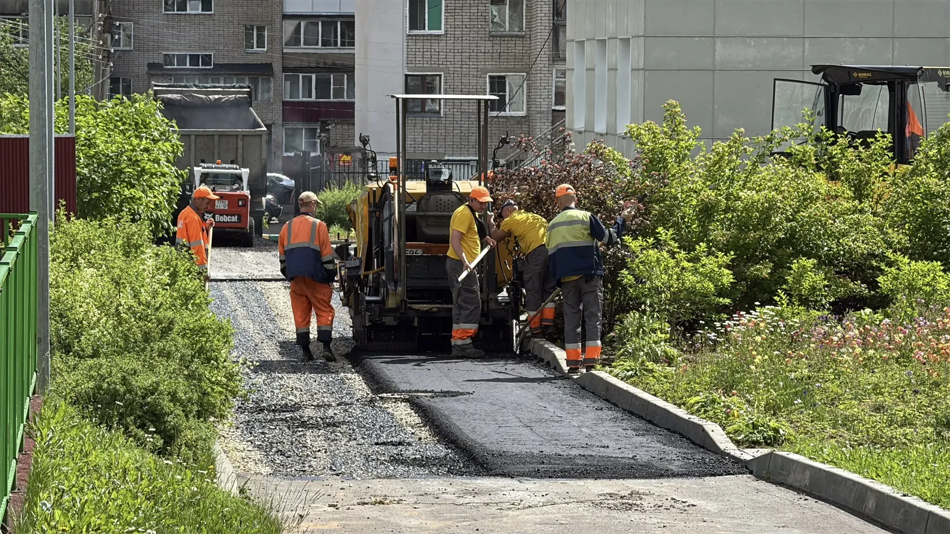🚧На сегодняшний день в Кирове заасфальтированы площадки у четырёх дошкольных учреждений.

Подрядчик