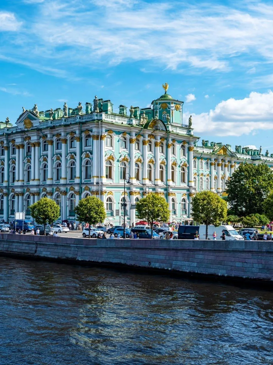 🏛 Зимний дворец

📌 Зимний дворец включает примерно 1500 помещений, более 100 лестниц и десятки зал