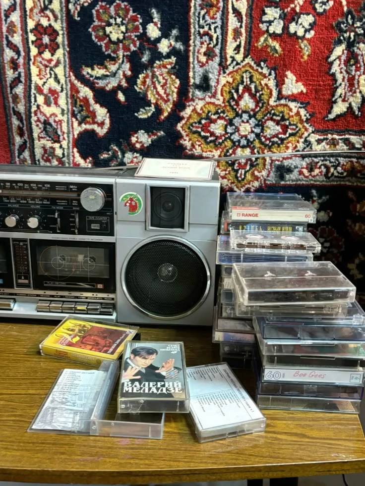 Винтажная обстановка в стиле 1990-х годов: двухкассетная магнитола Sanyo M-W2K (произво...