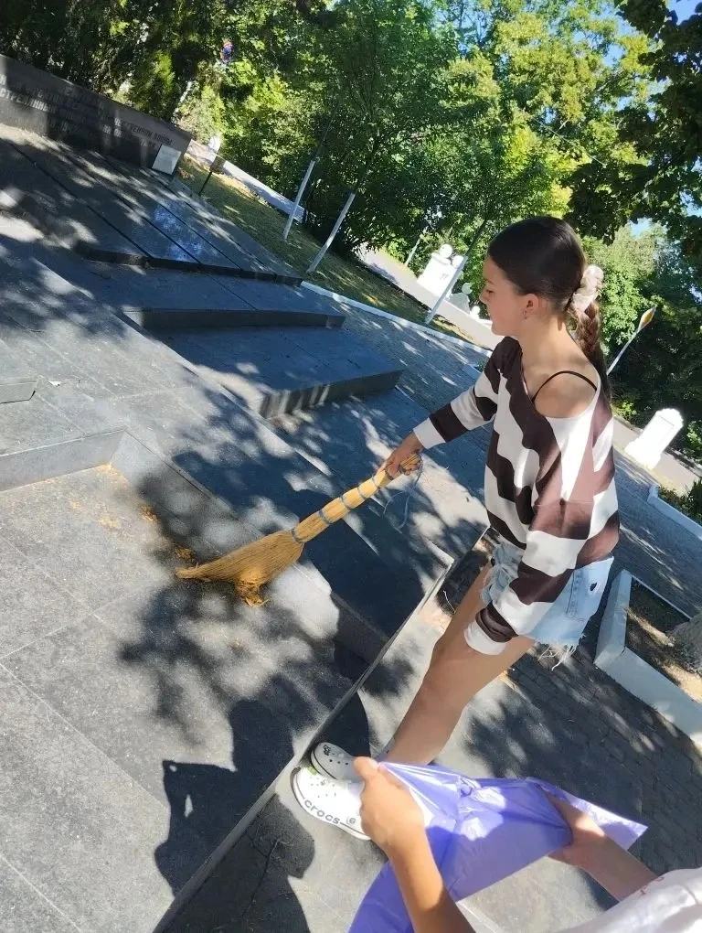 Сегодня в лагере труда и отдыха "Экос"🎋 ребята занимались :
🧹 уборкой памятника воинам Красной Арм