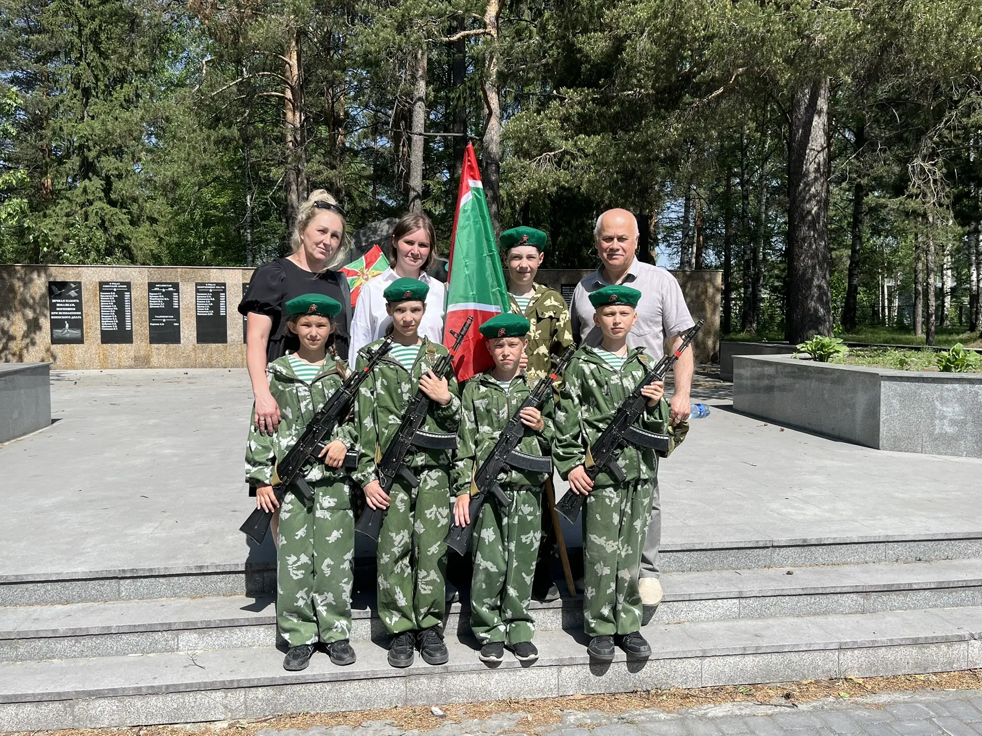 Ура! Сегодня вся Россия празднует День пограничника! А для нашего Юнармейского отряда э...