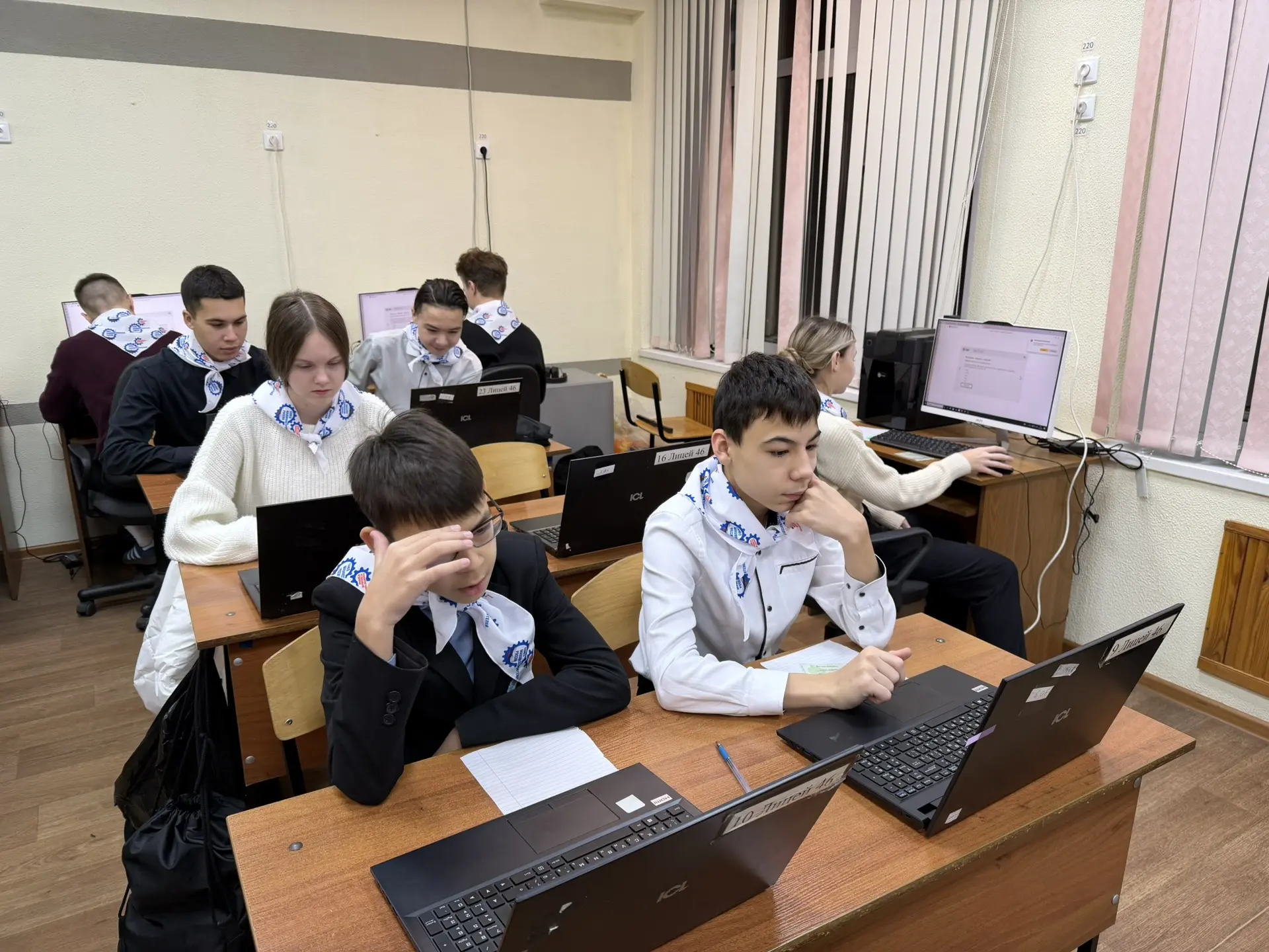 Сегодня учащиеся 8а, 10а и 11а приняли участие в онлайн чемпионате по физике «Построй карьеру в ОДК-