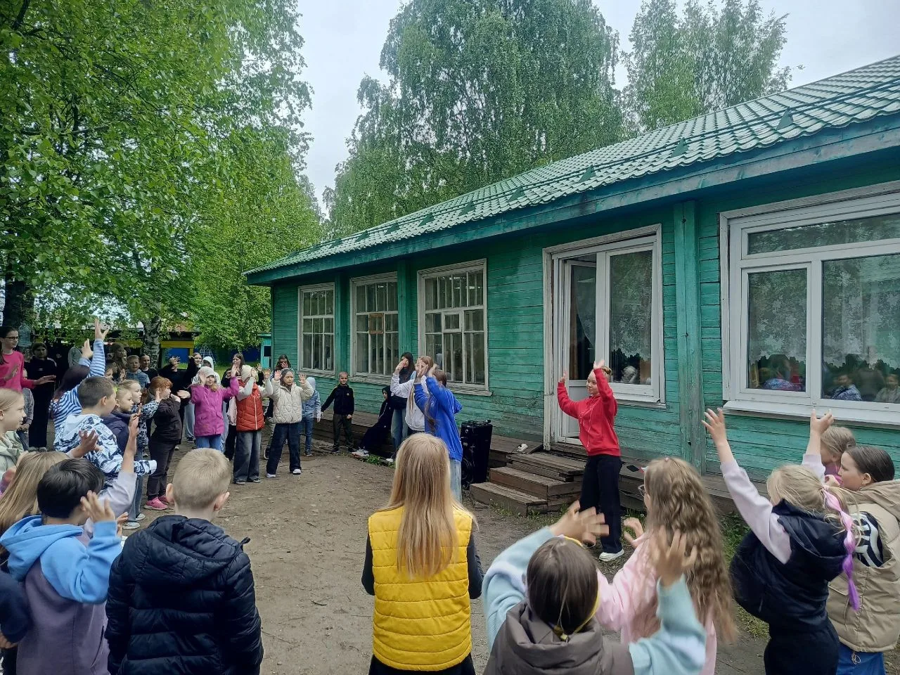 ☀️ 1 июня — День защиты детей в нашем лагере!💫
Утро началось с танцевального флешмоба и песни о дру