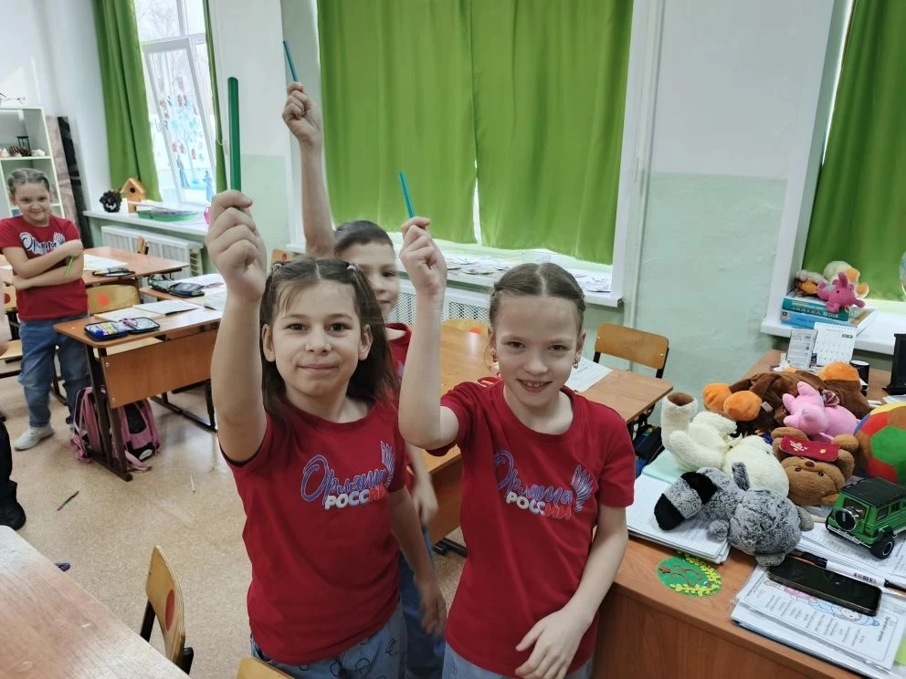 Ученики 5 «А» класса (Кураленок Артём, Зимников Егор) провели шефскую спортивную перемену для первок