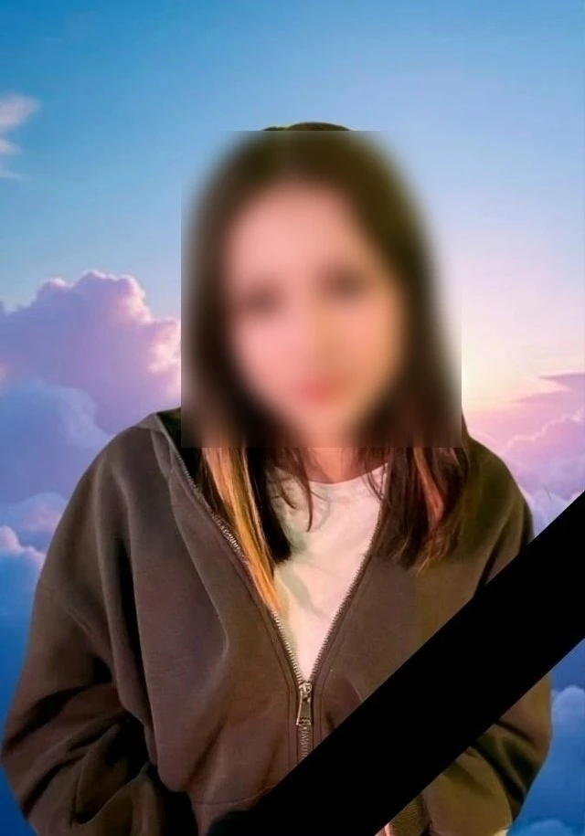 17-летняя девушка погибла, пытаясь снять видео на фоне приближающегося поезда 
 
Две школьницы решил