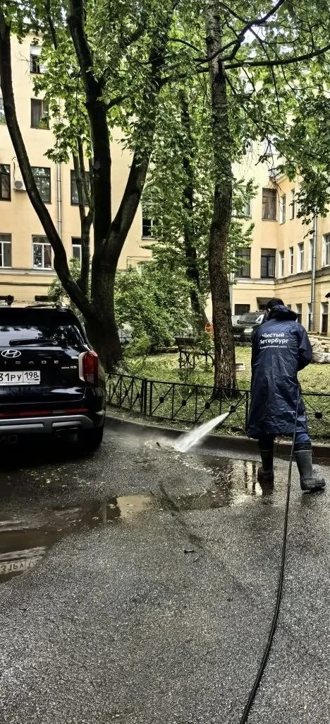 🍃 Май. Дождь. Дворники в плащах.