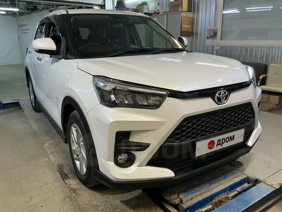 Также сегодня заезжает еще одна Toyota Raize