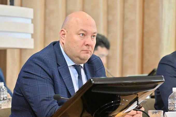 А это наш новый мэр — зам Кравчука по экономике, чиновник из команды Шпорта
