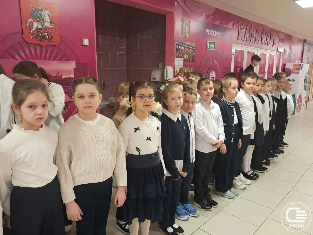 🇷🇺 Новая учебная неделя началась с поднятия флага  В нашей школе прошла традиционная торжественная ц