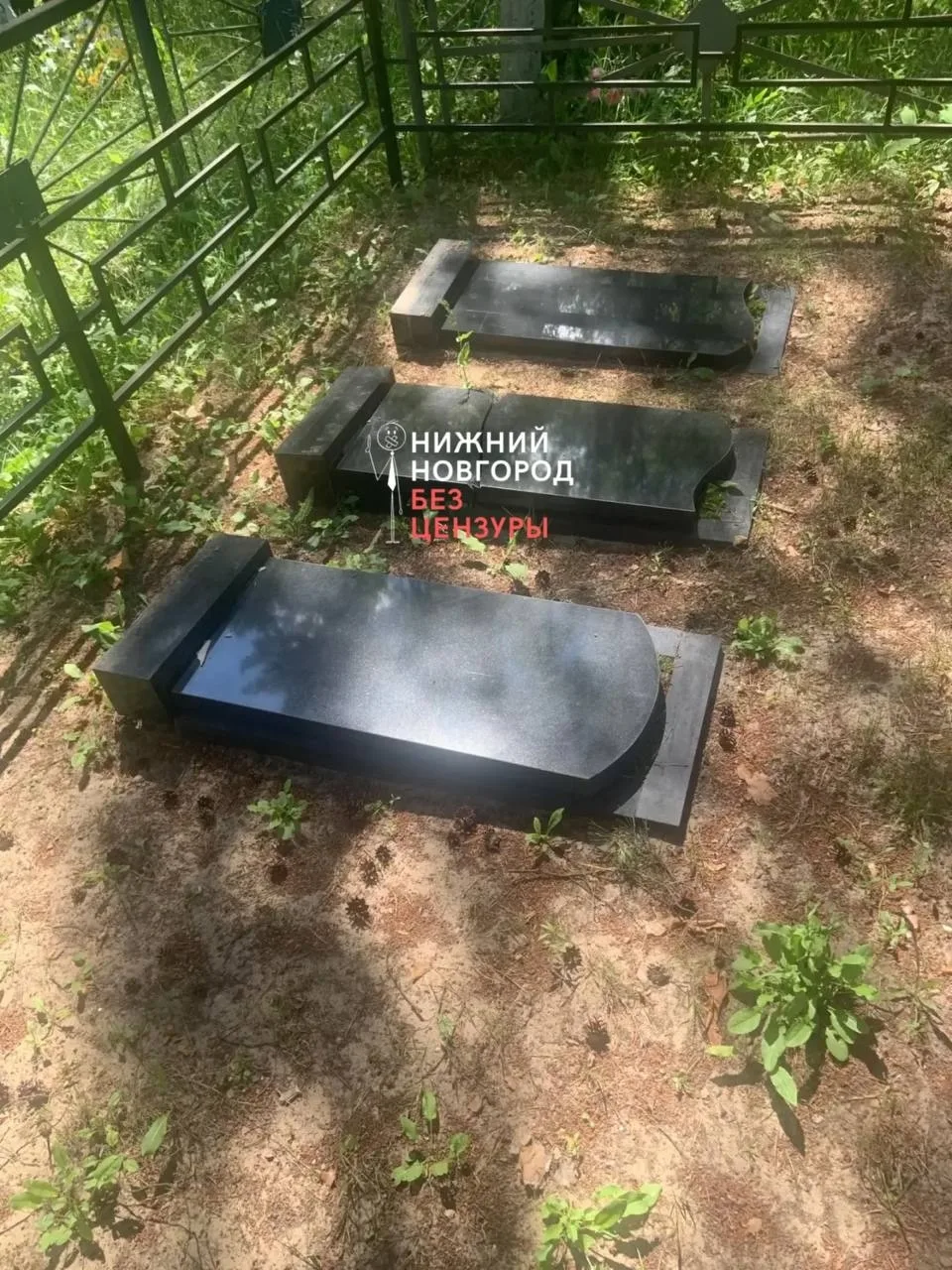 🦶 В Выксе вандал ногами уронил десятки надгробий на местном кладбище. 

Такую картину наблюдали род