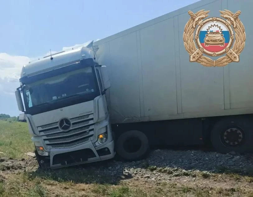 В Гагаринском районе Саратова вчера произошла авария с участием большегруза и легковушки