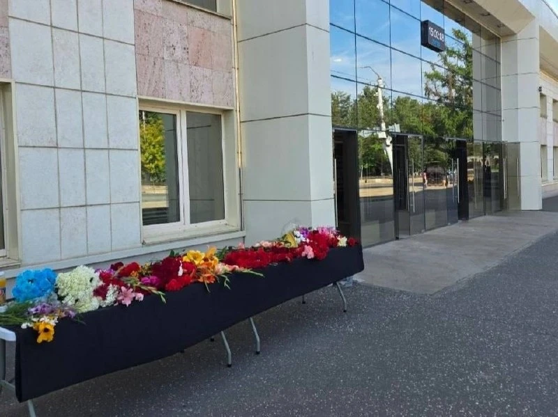 В Кирове на проходной завода, подвергшегося ракетной атаке ВСУ, возник стихийный мемориал