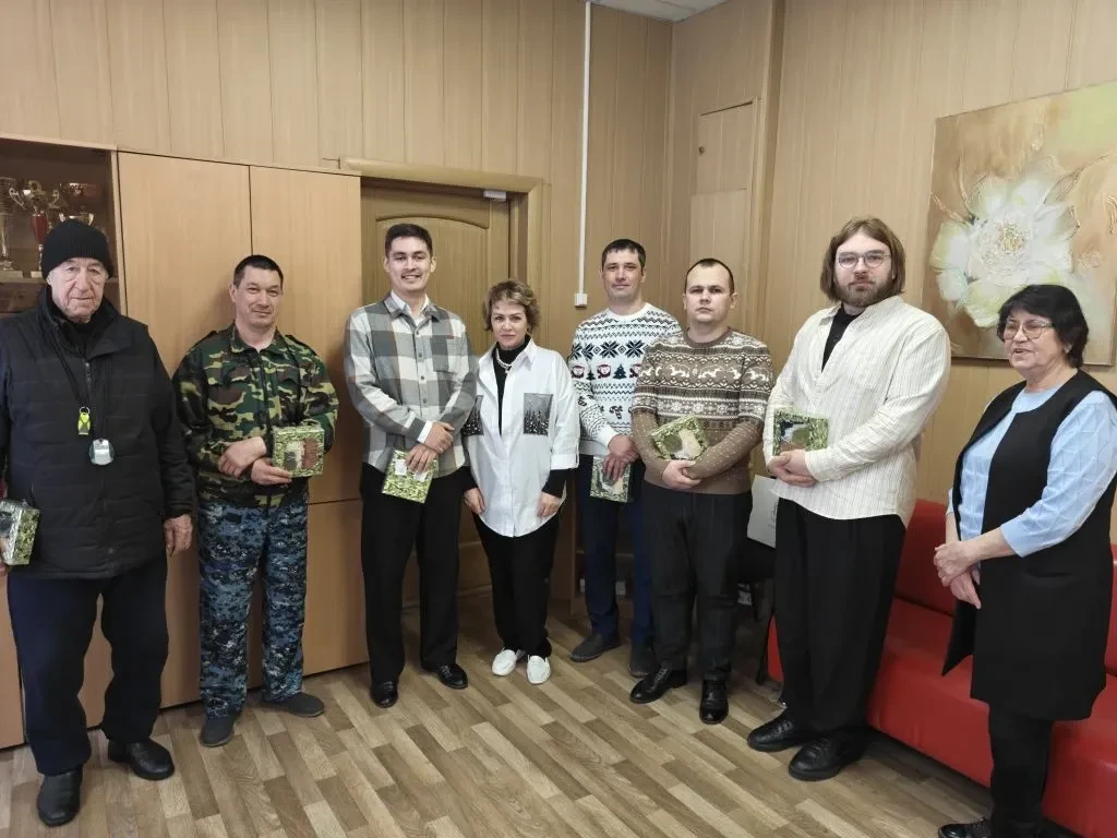 Дорогие мужчины школы №42 имени Героя России Д.Р. Гилемханова! Поздравляем Вас с 23 февраля — Днём з