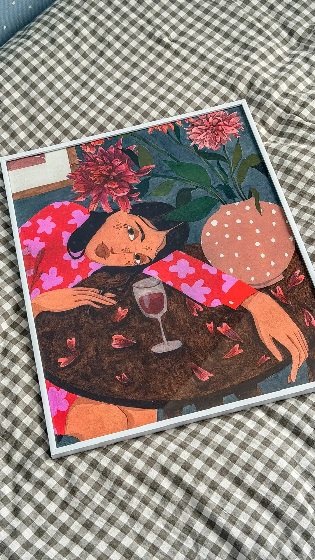С каждым днём всё сильнее нравится эта девушка с вином🍷🥰, ни у кого такого постера ещё не видела)  С