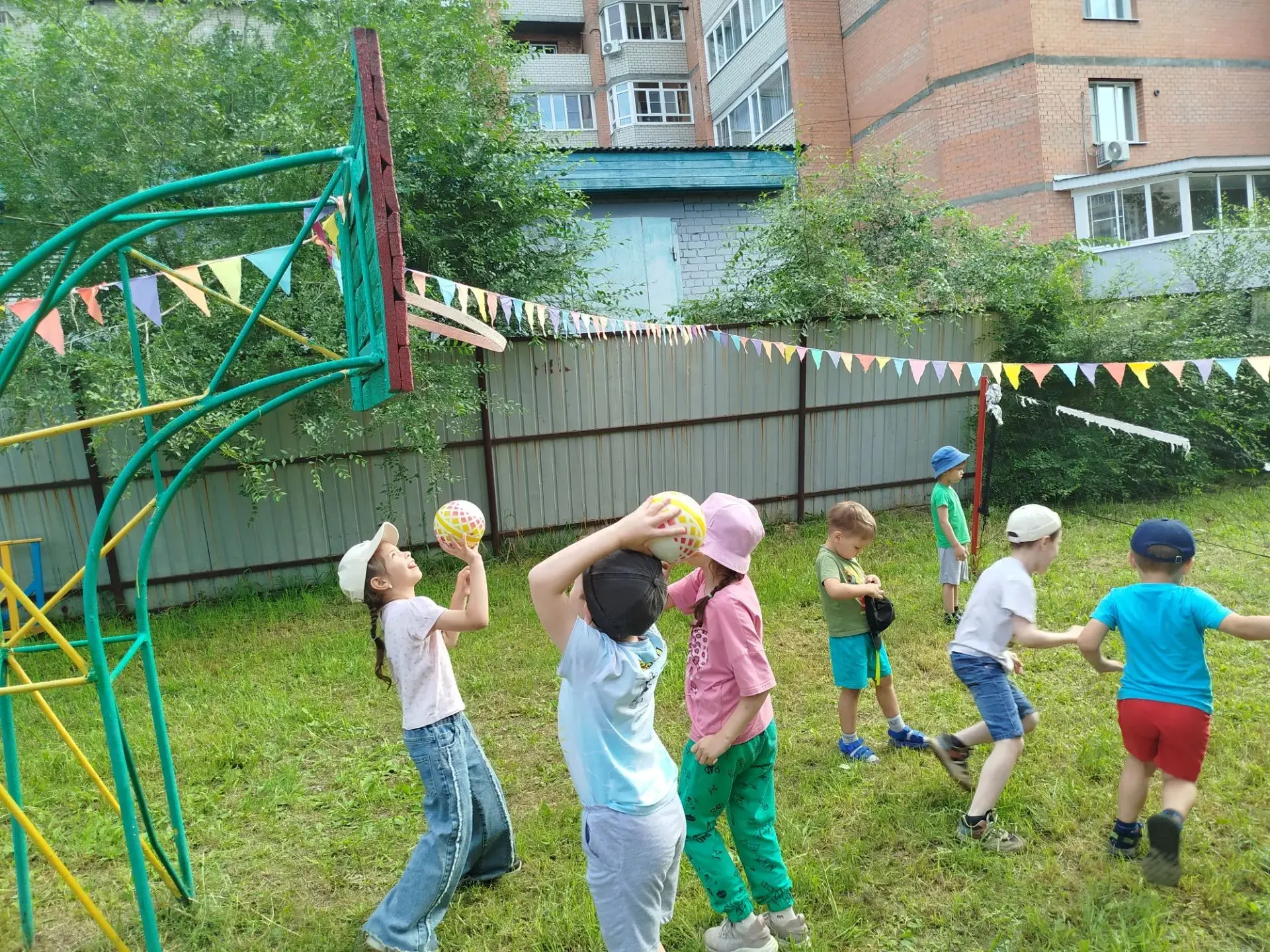Каждое утро в нашем детском саду начинается не с тихого пробуждения, а с настоящей волн...