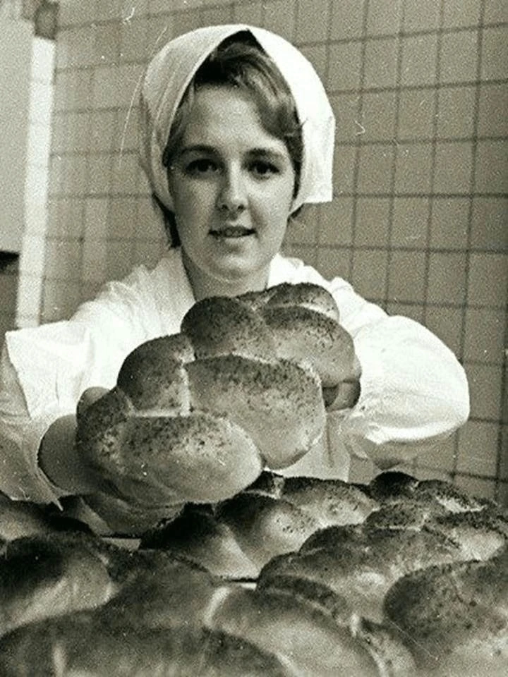 Культовая плетёнка с маком. Сейчас бы сладкого чаю с такой!