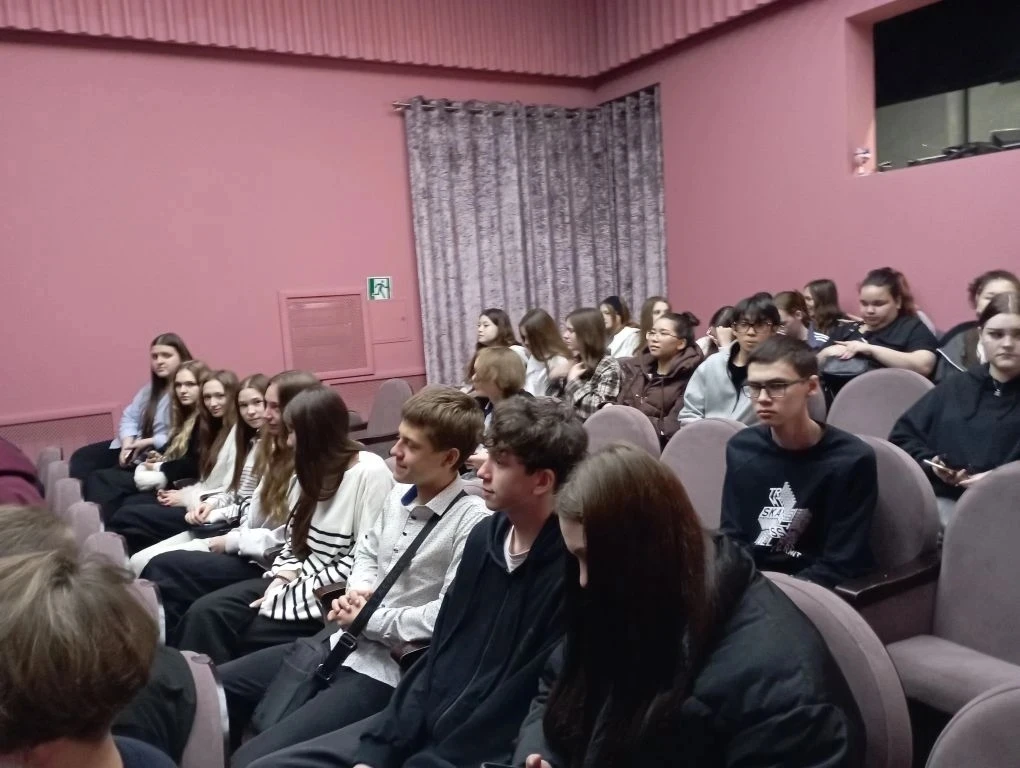 🎭 На перроне вечности: студенты ОАТК погрузились в мир Чехова в театре «Пьеро»  На днях студенты ГАП