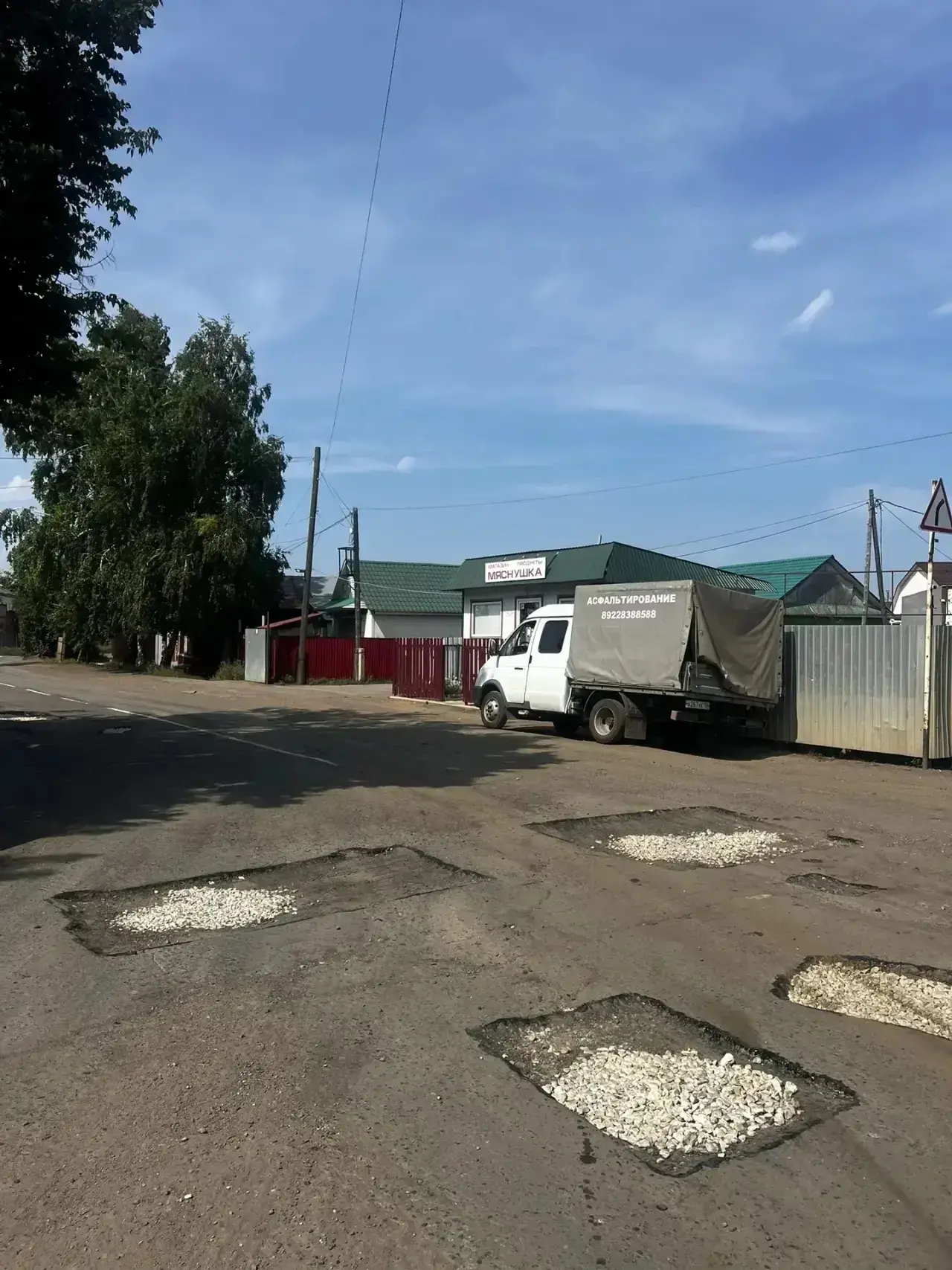 Продолжаем ремонт проблемных участков дорог. Было много обращений с улицы 2-ой Линии.  Работы здесь 