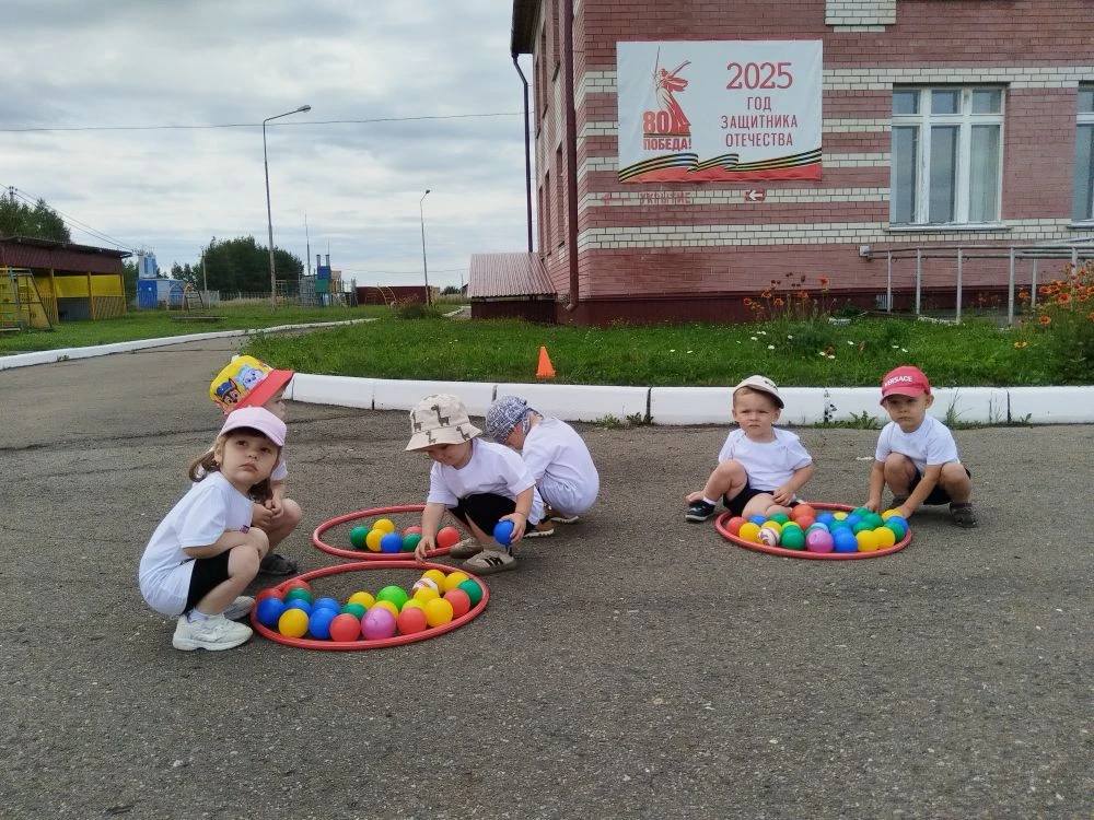 День физкультурника в детском саду — это весёлый спортивный праздник! Его главная задач...