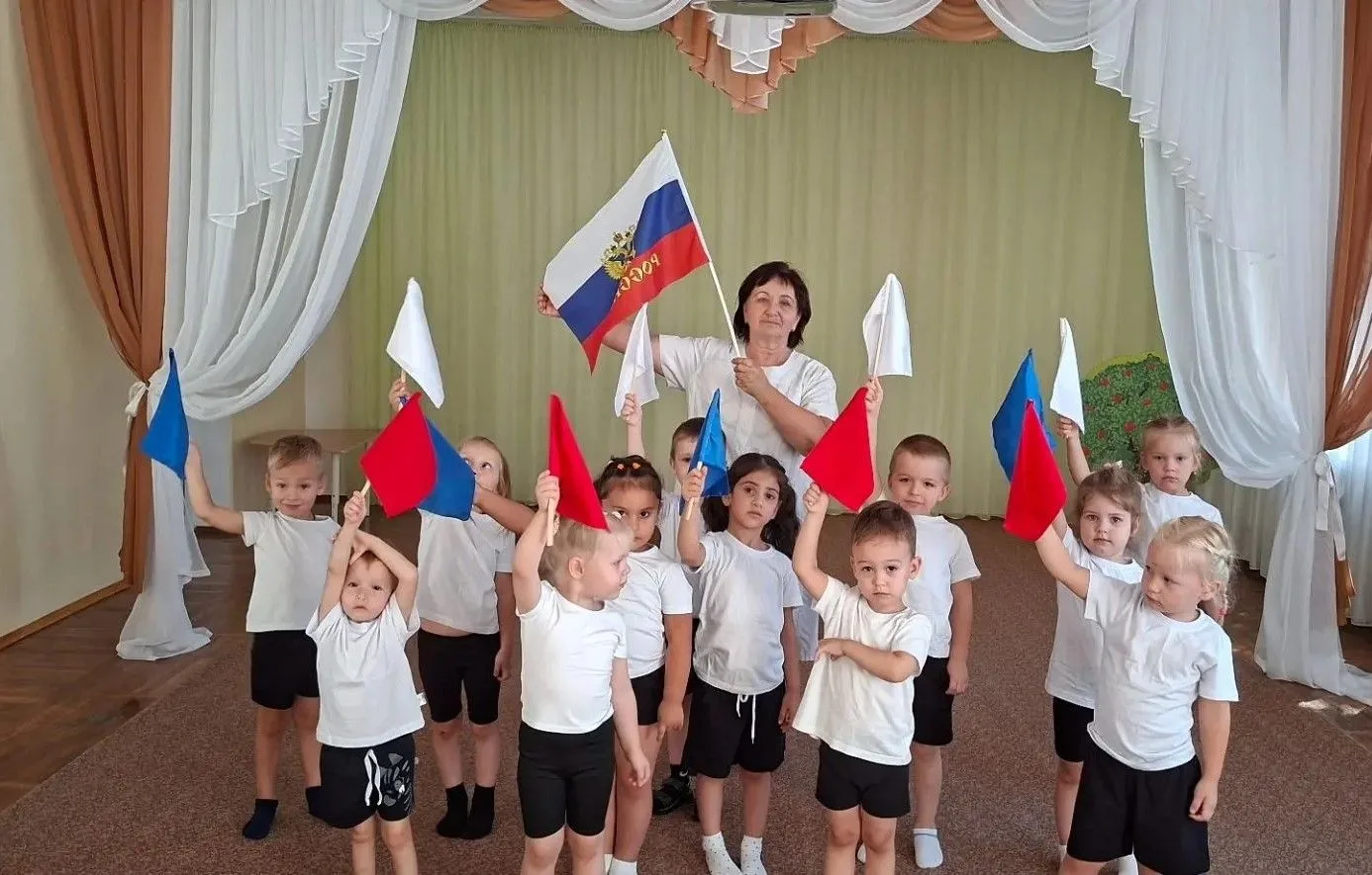 День Российского флага в детском саду «Золушка»