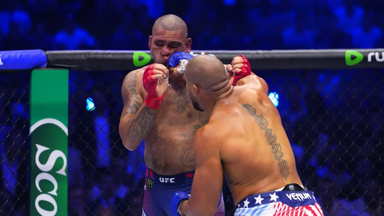 Бразилец Алекс Перейра не сумел завоевать чемпионский титул UFC в третьем дивизионе, проиграв францу