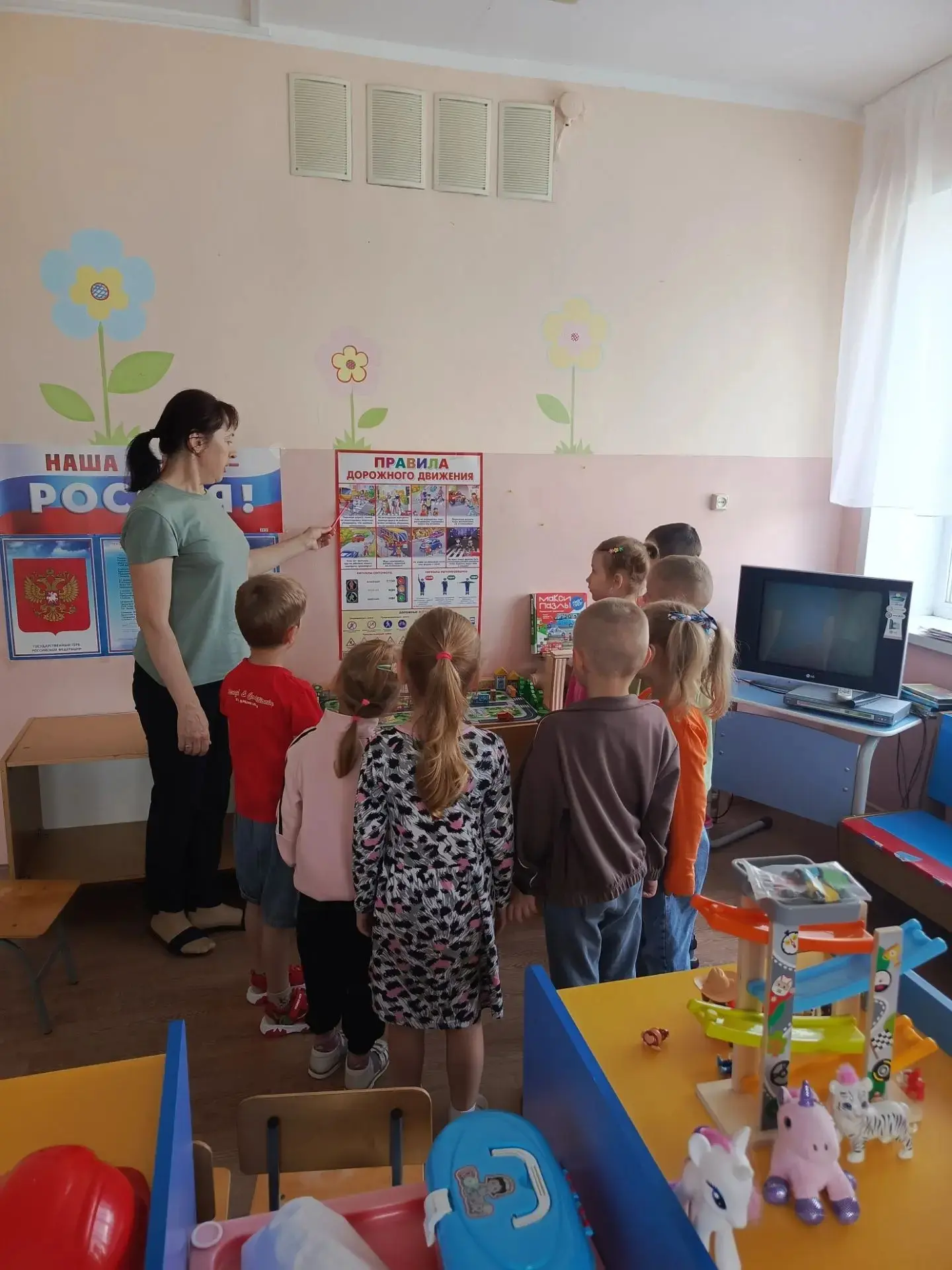 Девочки и мальчики
Все без исключения, 
Изучайте правила,
Дорожного движения !🚦

Сегодня в старших 
