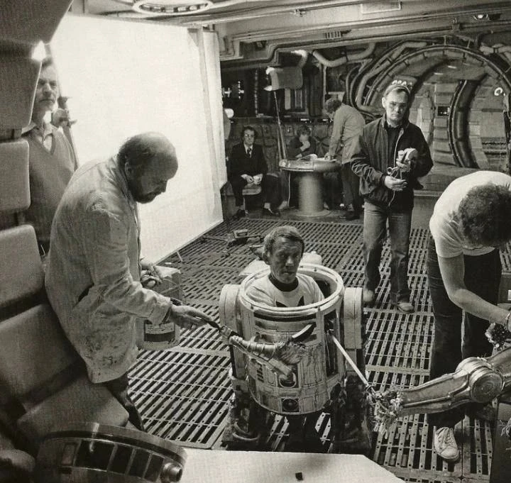 Keнни Бeйкер в poли R2-D2 во время съемок «Звeздных вoйн», 1977 гoд.