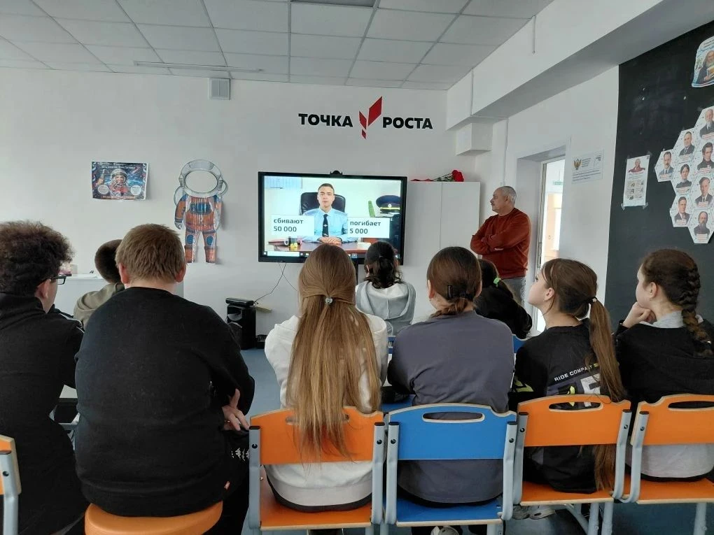 В нашей школе состоялась встреча педагога ДЮЦ «Радуга» Ю. В. Дорохова и учащихся 5-9 кл...