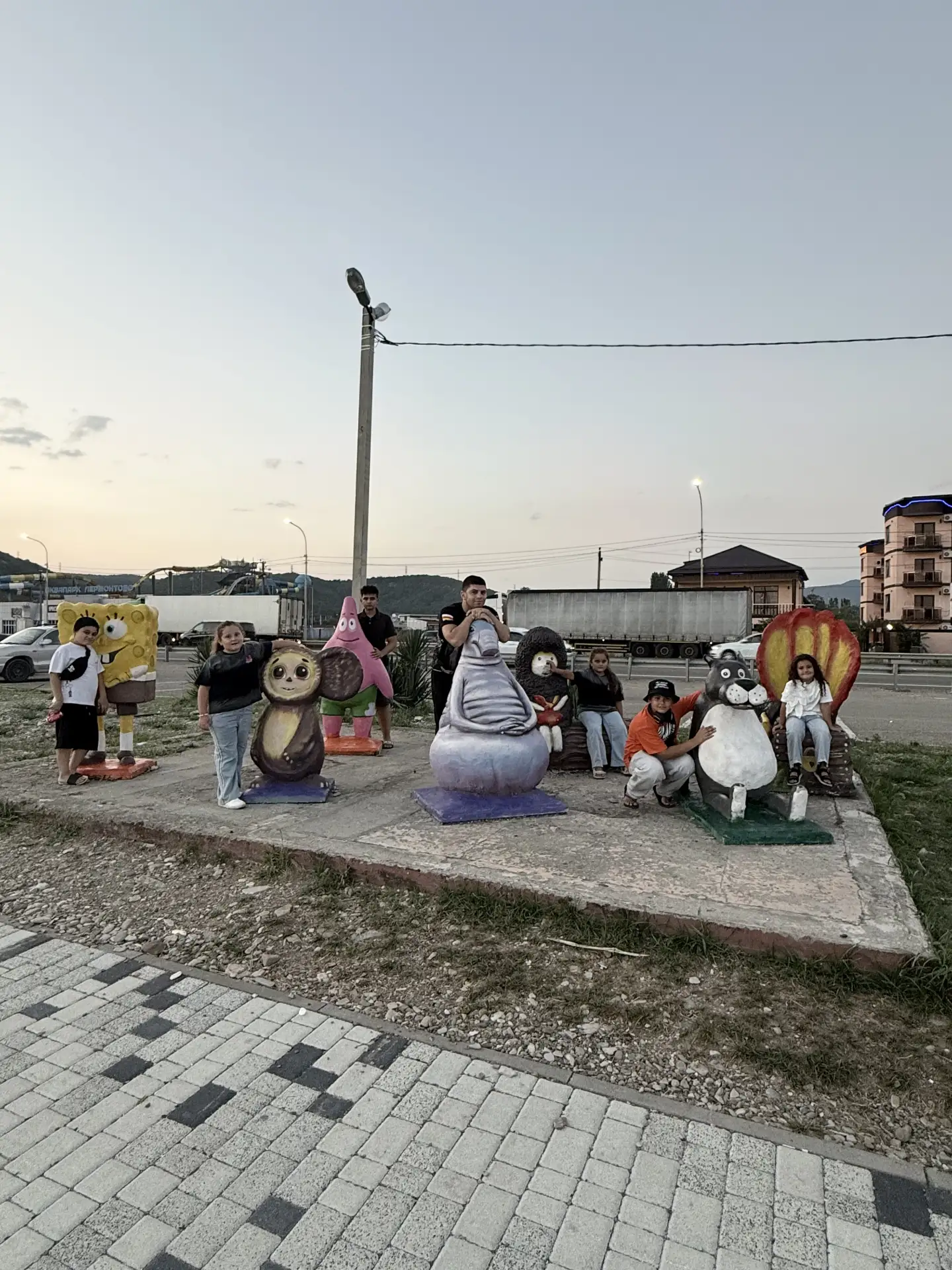 Вечером напротив отеля на набережной вдоль моря можно прогуляться с детками по различны...