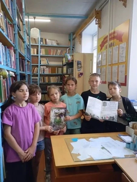 Дорогие друзья!

С радостью сообщаем вам о замечательном пополнении нашей школьной библиотеки! Мы по