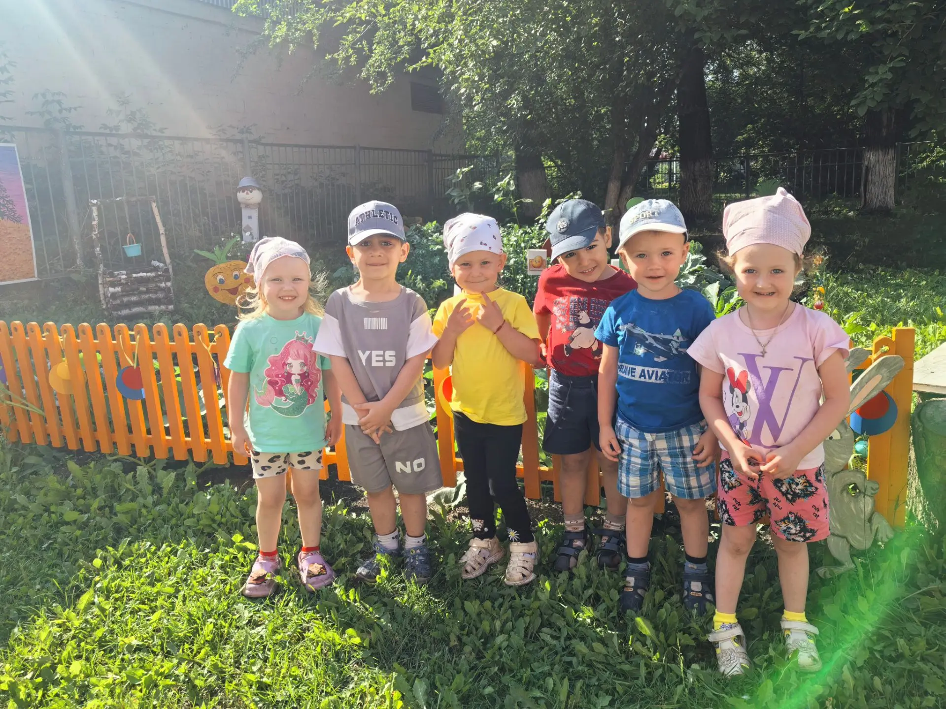 🥕🍆🥔 Волшебная экскурсия в огород! 🥒🥬🍠

Малыши из 2-й младшей группы отправились в настоящее пр