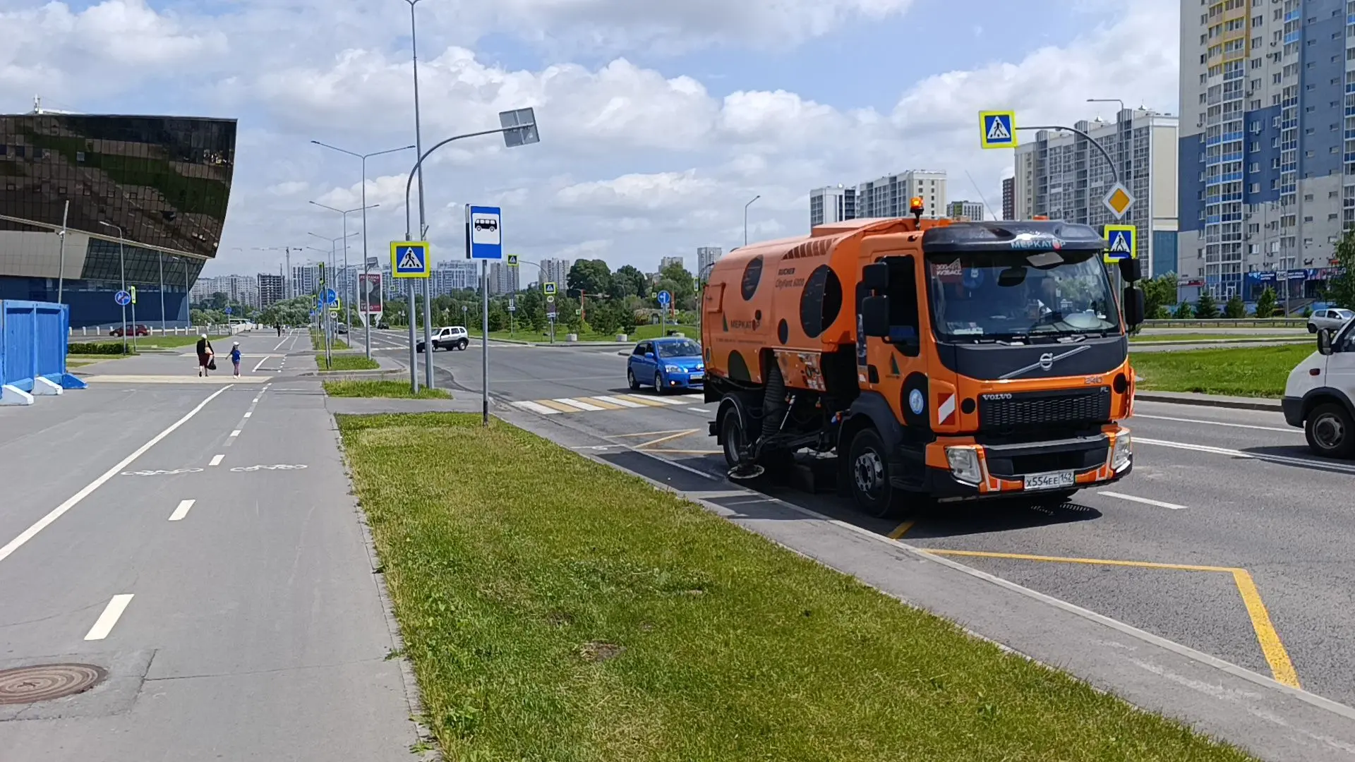 Сегодня 29 июня на уборке дорог города и прилегающих к ним территорий дорожными предприятиями и пред