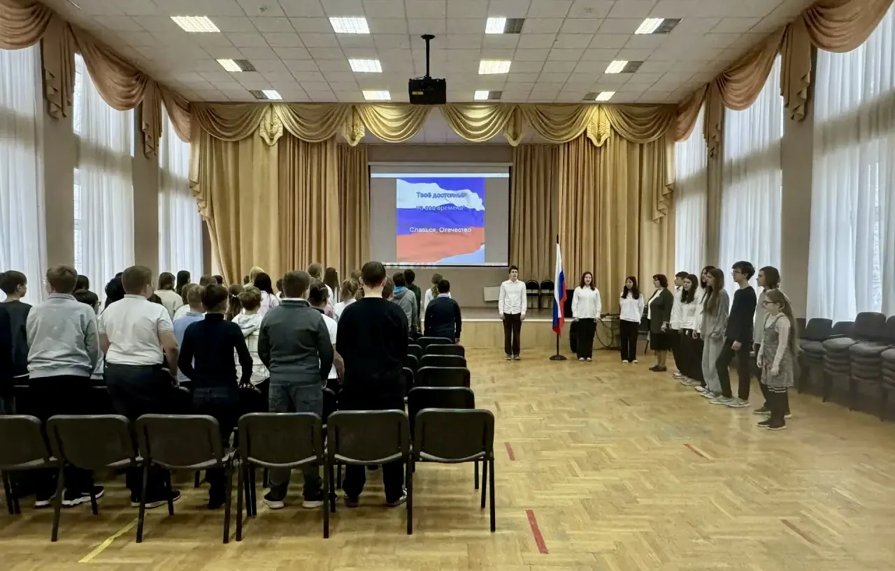 🇷🇺 Понедельник начинается с главного: Флаг и Гимн России!🇷🇺   Традиционно новая учебная неделя начал