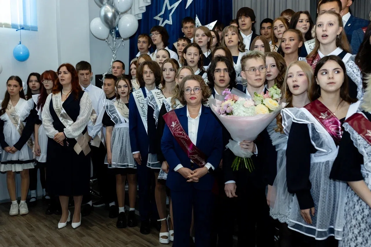 Сквозь время: как наши 9–11 классы перелистали школьные года 🎓

Это был не просто последний звонок.
