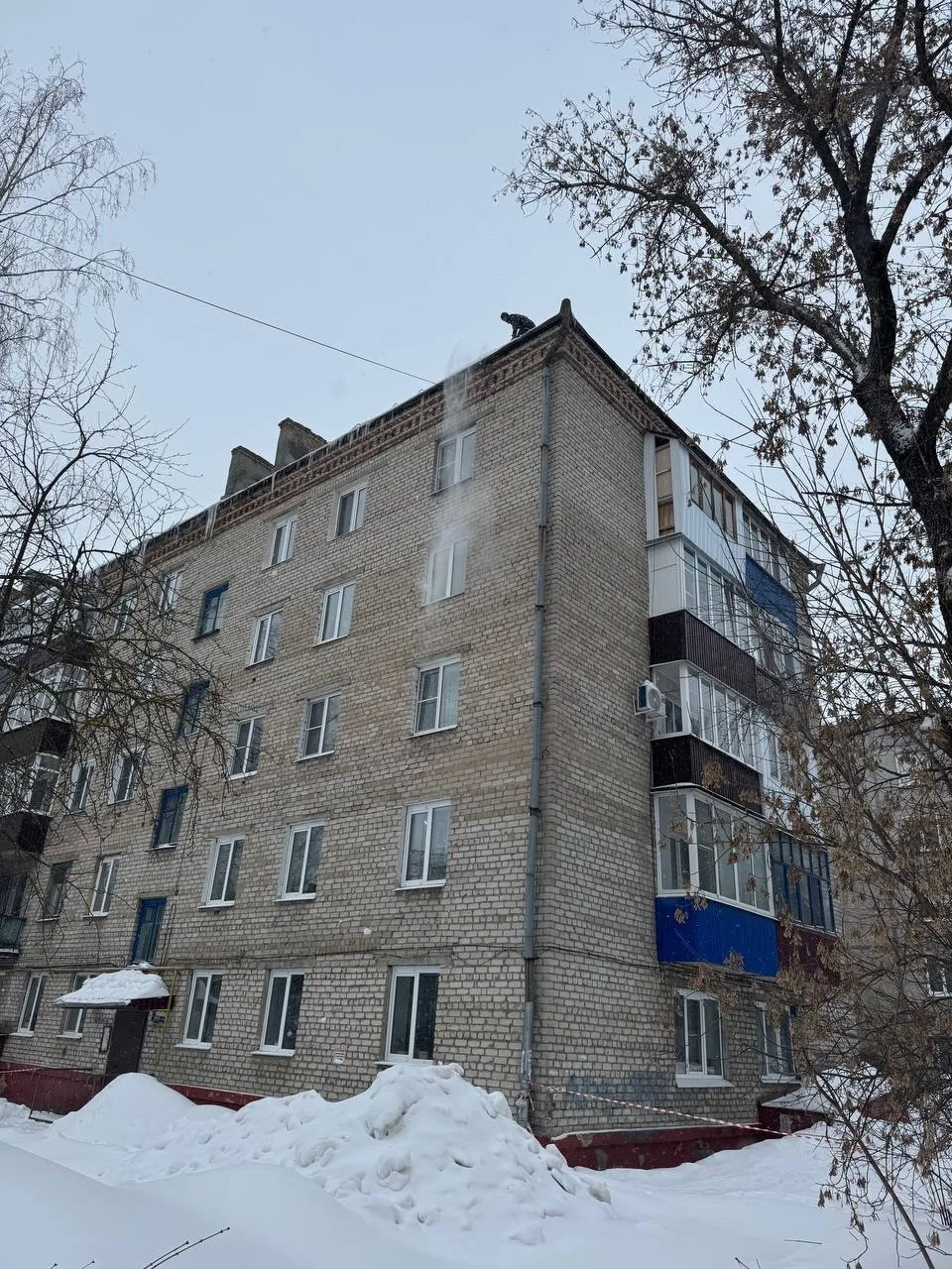 Проводятся работы по очистке крыш от наледи и снега МКД № 4 по ул. Пролетарская. Работы...