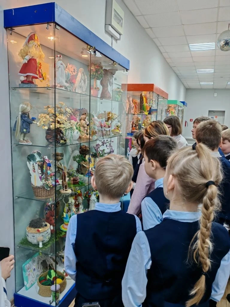 🎉 ТВОРЧЕСТВО НА ВЫСТАВКЕ ПРИКЛАДНОГО ИСКУССТВА   ✨ Недавно 4 «Б» класс совершил незабываемое путешес