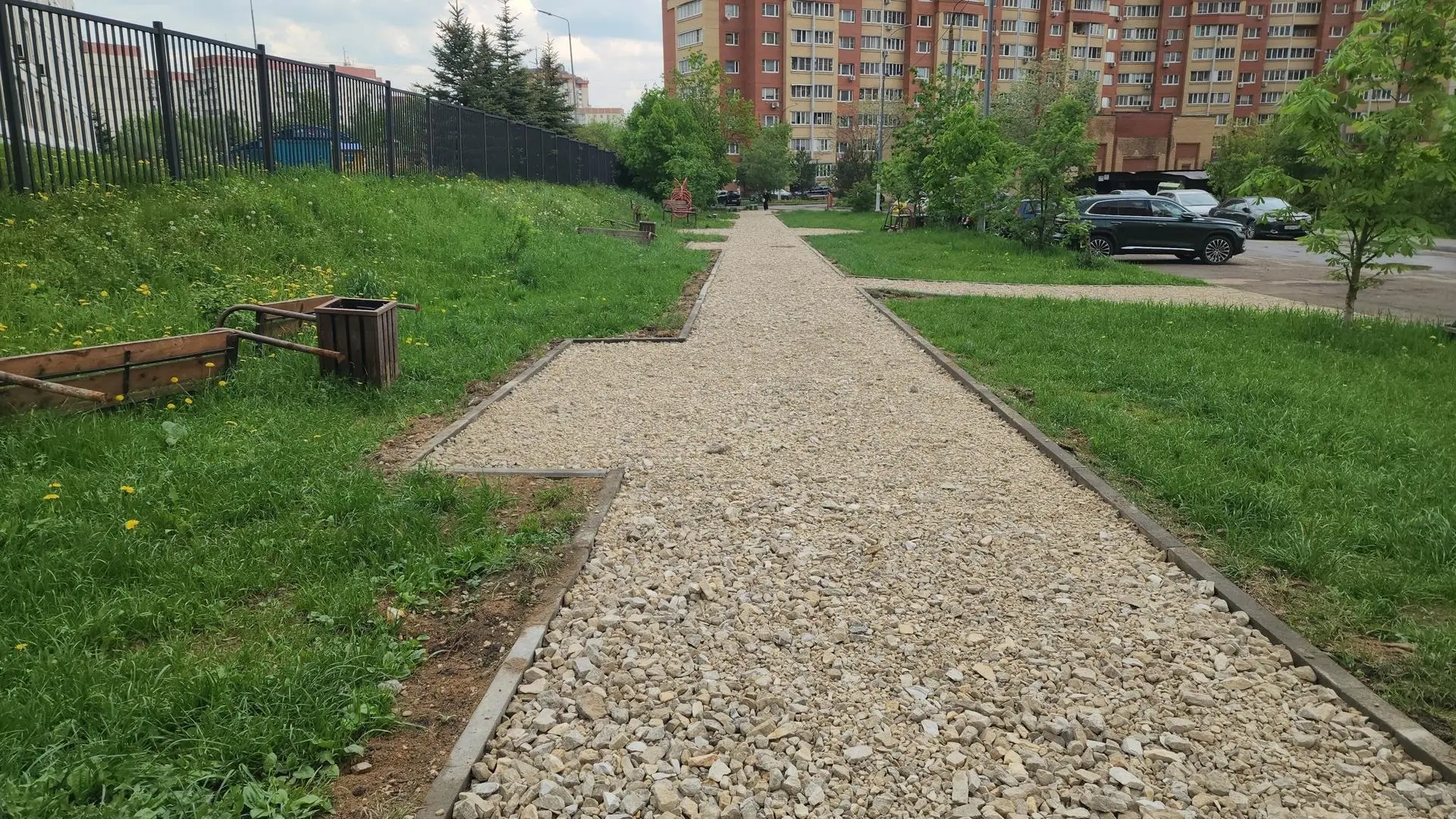 В Красногорске на Успенской улице начали обустраивать народные тропы.  Работы обещают закончить 20 м
