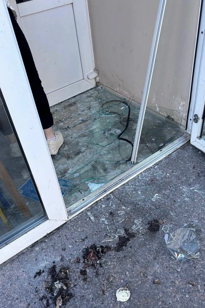 🤬 Вандал разгромил входную дверь магазина на улице Ленина

Неизвестный прямо в центре города разбил