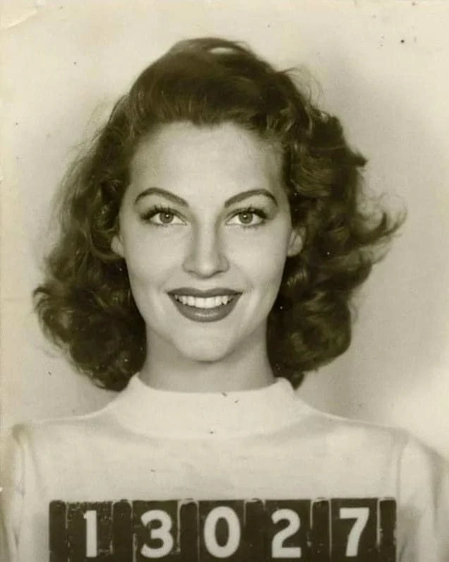 19-летняя Ава Гарднер и её первая анкета сотрудника «Metro-Goldwyn-Mayer» в 1942 году.