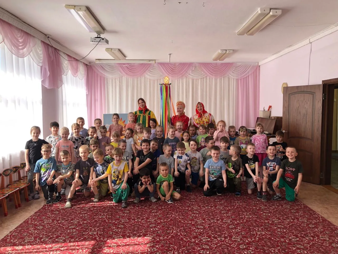 В наш детский сад приходили гости из районного дома культуры с мероприятием «Красная го...