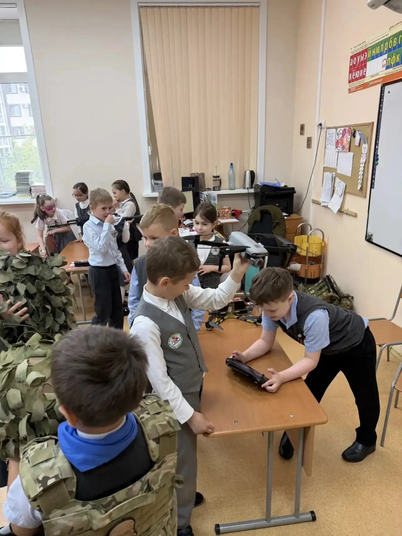 🚁 Сегодня у нас был особенный гость!  В класс 1.7 заглянул выпускник Инны Ивановны Писаревой — Марк 