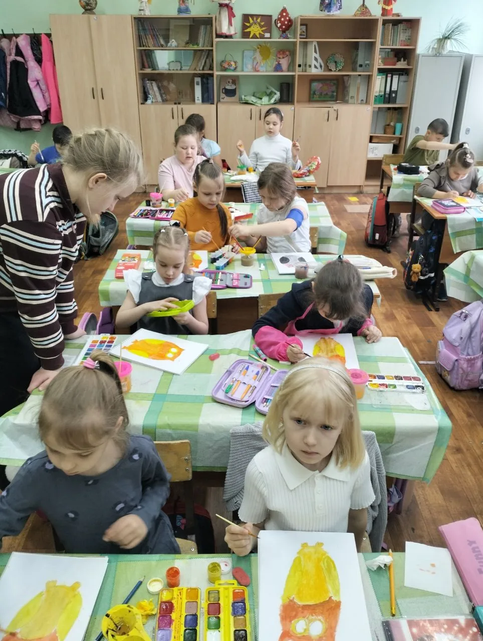 Удивительный мир рисунков 🎨  Ученицы 5 "А" класса Алаторцева Мария и Лагутина Майя провели урок рисо