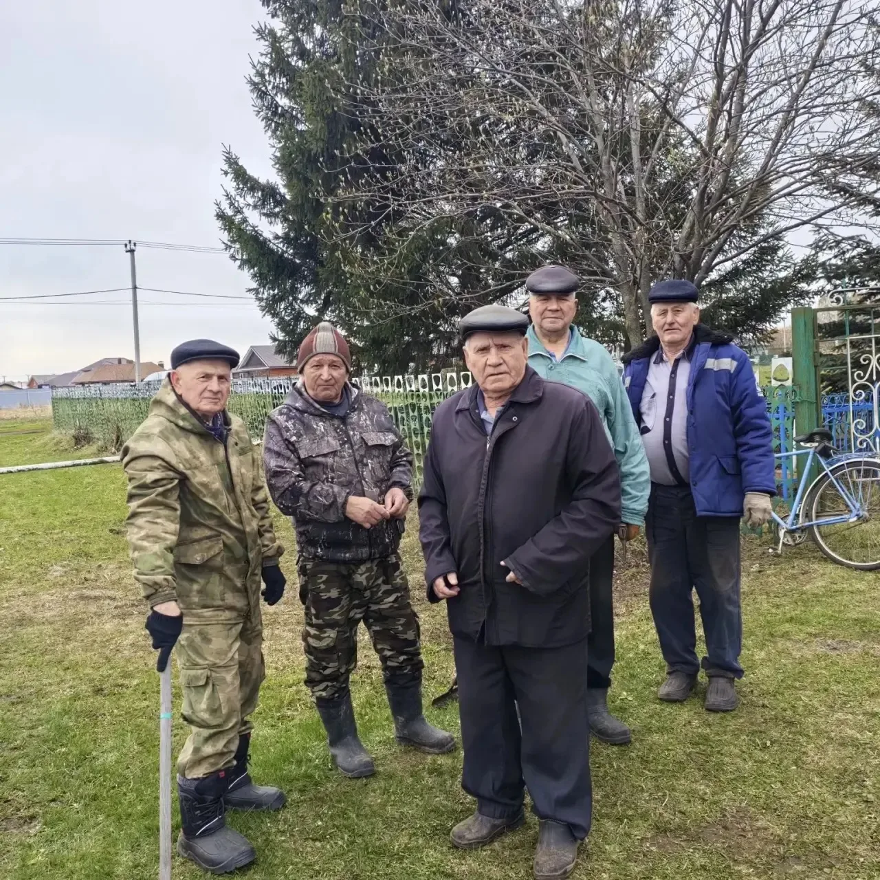 «Мы за чистое село!»  В рамках санитарно-экологического двухмесячника в деревне Азьмушкино прошёл ма