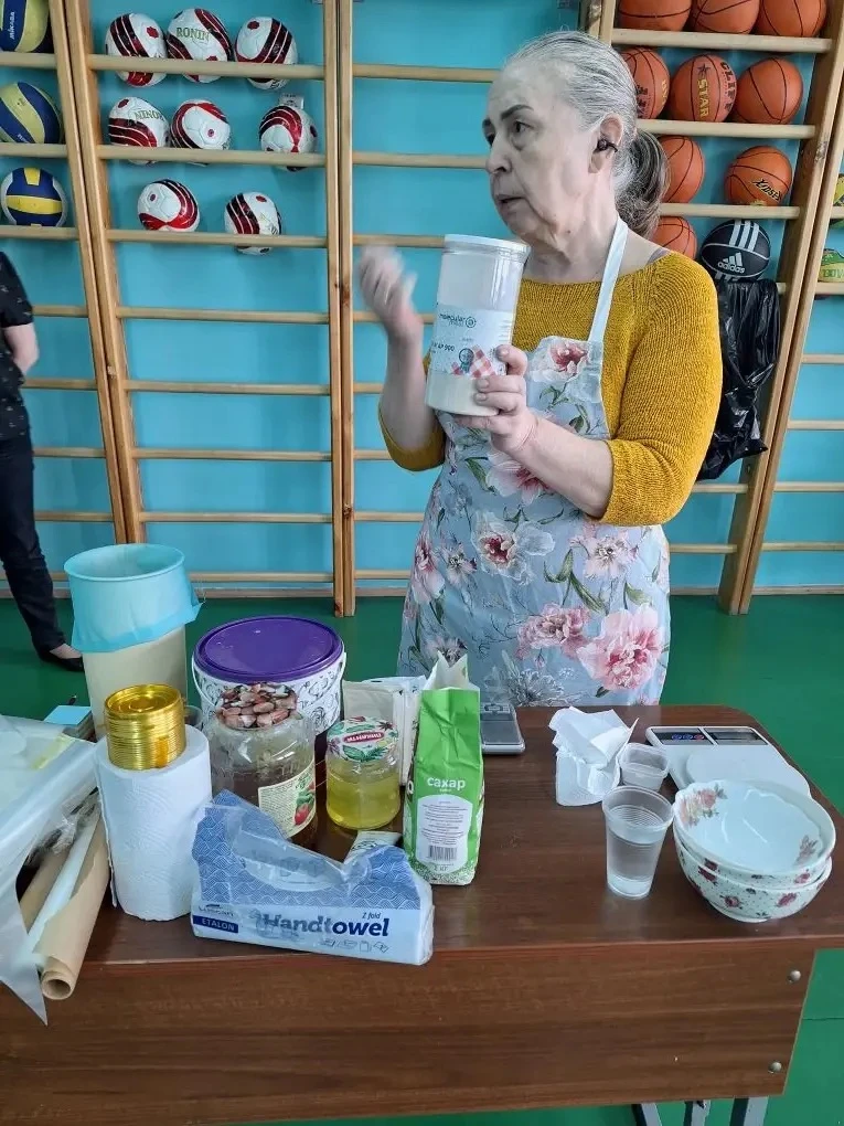 🧁 Сладость своими руками: в «Островке детства» прошёл волшебный мастер-класс!  В школьном отделении 