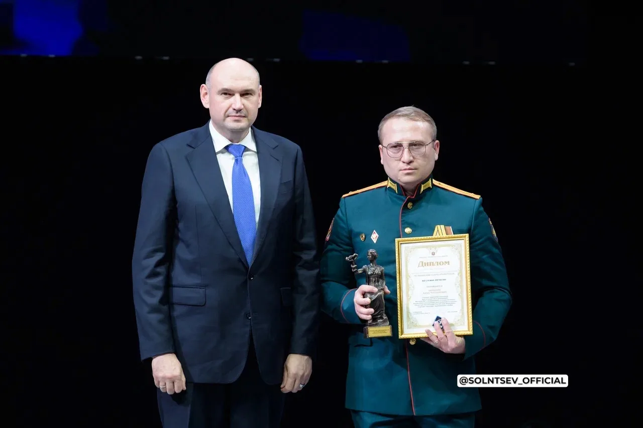 Накануне профессионального праздника поздравил медицинских работников и ветеранов здрав...