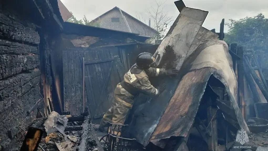 Пожар в поселке Кварцитный: извлечены 5 газовых баллонов
