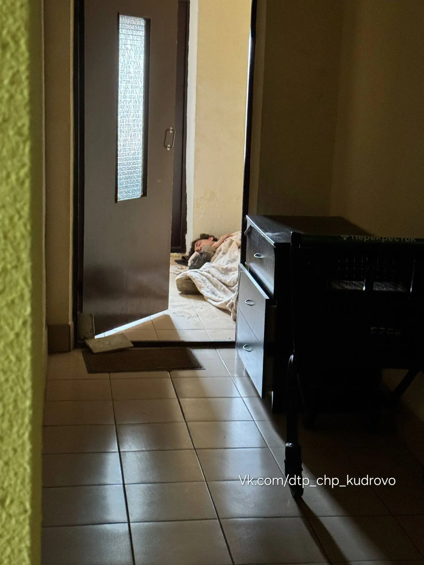 Я, конечно, не против спящих людей, но, может найдутся знакомые и помогут этому человек...