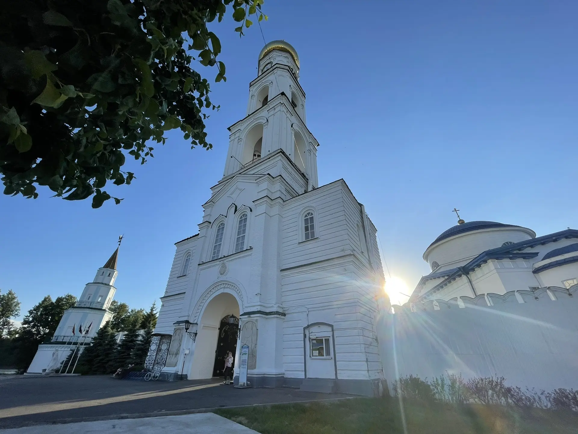Тихая молитва в надвратном храме 🕯

Сегодня вечером в Раифском монастыре почтили память преподобног