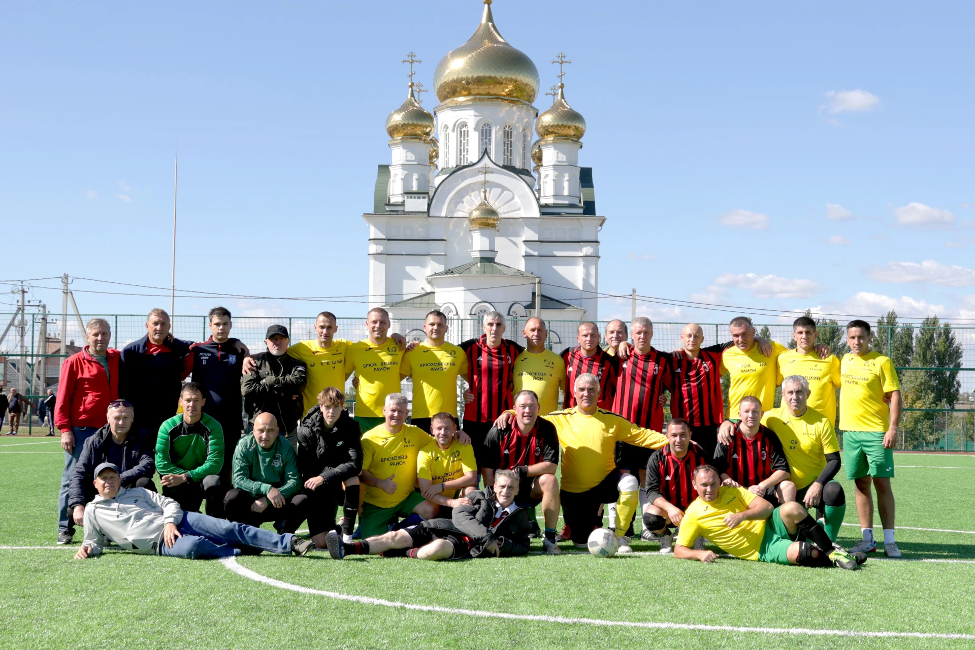 На спортивной площадке микрорайона Южный встретились ветераны футбола Брюховецкого райо...